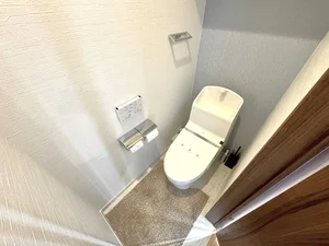 【トイレ画像】ウォシュレット付トイレです(*^^)v清掃道具もご用意しております☆彡滋賀近江八幡駅前ウィークリーマンションでは標準設備です♪