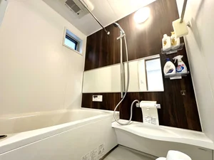 【滋賀近江八幡駅前ウィークリーマンションバス画像】滋賀近江八幡駅前マンスリーマンションでは、バスルームにも多数の備品を設置。シャンプー、トリートメント、ドライヤーは標準設備♪