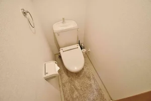 【トイレ画像】ウォシュレット付トイレです(*^^)v清掃道具もご用意しております☆彡滋賀長浜市ウィークリーマンションでは標準設備です♪