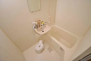 バスルーム画像です♪滋賀長浜市ウィークリーマンションでは、お風呂用の椅子もあるのでごゆっくりと快適にご利用いただけます★