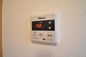 温度調節機能も完備、お湯張りも簡単に出来ます♪また、スポンジ・浴槽用洗剤も完備で滋賀長浜市エリアで長期利用向け。シャンプー・ボディソープ・タオルもご用意しておりますのでお荷物も少なく済みますね★
