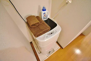 【洗濯機画像】ホテルと違い洗濯機がある生活は良いですね♪7日以上の利用なら滋賀長浜市ウィークリーマンションをご利用下さい★洗濯洗剤も完備‼