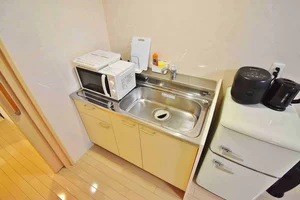 【キッチン画像】滋賀長浜駅前ウィークリーマンション♪冷蔵庫、電子レンジ、炊飯器、ケトル、調理器具や食器類もご用意しております(^^♪