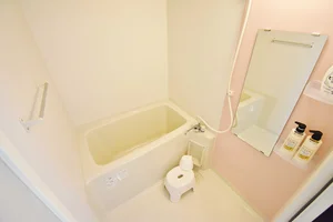 【滋賀長浜駅前ウィークリーマンションバス画像】滋賀長浜駅前マンスリーマンションでは、バスルームにも多数の備品を設置。シャンプー、トリートメント、ドライヤーは標準設備♪