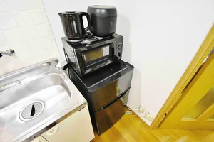 【冷蔵庫・電子レンジ】ホテルと違い滋賀県長浜市ウィークリーマンションでは標準設備♪一人暮らし用の冷蔵庫なので1週間以上の暮らしに最適★お客様の声から今の形になりました。