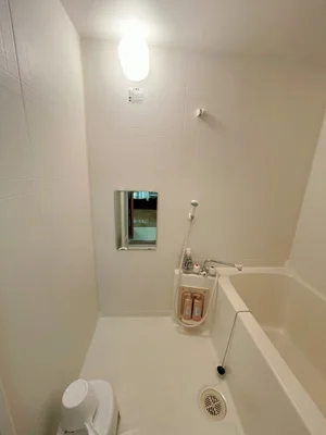 バスルーム画像です♪滋賀県長浜市ウィークリーマンションでは、お風呂用の椅子もあるのでごゆっくりと快適にご利用いただけます★