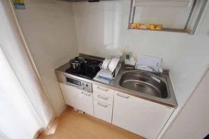 【キッチン画像】滋賀県愛知郡ウィークリーマンション♪冷蔵庫、電子レンジ、炊飯器、ケトル、調理器具や食器類もご用意しております(^^♪