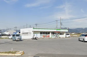 ファミリーマート 愛知川東円堂店まで徒歩18分、1.5kｍ。