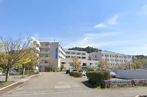 神崎中央病院まで車で13分、5.4kｍ。