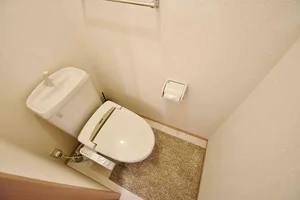 【トイレ画像】ウォシュレット付トイレです(*^^)v清掃道具もご用意しております☆彡滋賀県愛知郡ウィークリーマンションでは標準設備です♪