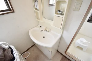 独立洗面台です♪洗濯機も室内に設置しており、滋賀県彦根市ウィークリーマンションでは、洗濯用洗剤もご用意しており、ご入居後すぐにご利用が可能です(^^♪