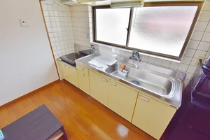 【キッチン画像】滋賀県彦根市ウィークリーマンション♪冷蔵庫、電子レンジ、炊飯器、ケトル、調理器具や食器類もご用意しております(^^♪