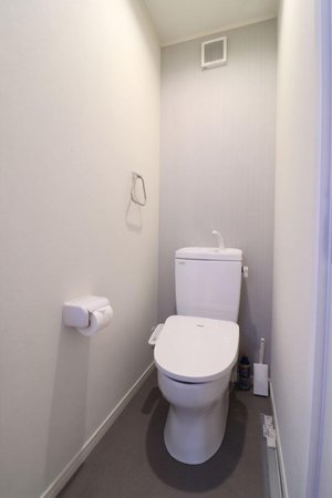 清潔感あふれる独立個室トイレには、快適な温水洗浄便座(ウォシュレット)を標準装備。上部にはトイレットペーパーや衛生用品をすっきりストックできる収納棚を備え、生活感を隠したスマートな空間を保てます。
