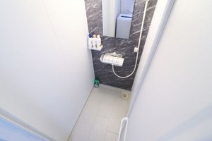 トイレと完全に分離された独立バスルーム。カビや水アカのない清潔な状態を維持しています。
