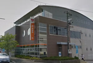 鯖江郵便局まで徒歩7分、550ｍ。