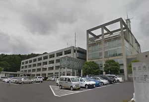 鯖江市役所まで徒歩13分、1.0kｍ。