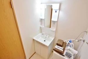 嬉しい独立洗面台付き♪大きな鏡で身支度!(^^)!急がしい朝もバタバタしません♪