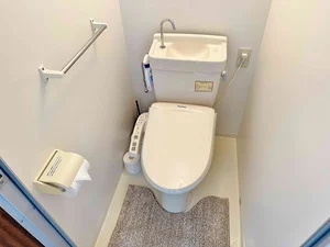 KマンスリーJR鯖江駅前のトイレです。ウォシュレット付きなので、必須条件の方におすすめ!清掃用具のご用意もございますので長期のご利用でも心配いりません(^^)/