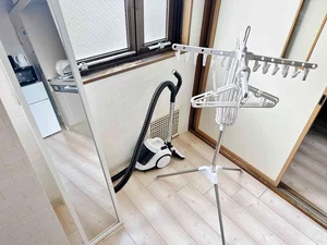 KマンスリーJR鯖江駅前のお部屋には掃除機・パラソルハンガーもございます。外干しが心配な方でも安心ですね(^^♪