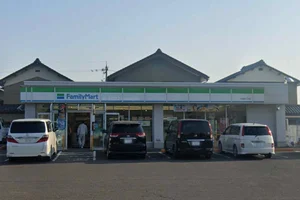 ファミリーマート 村国四丁目店まで車で8分、3.9km。