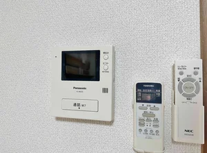 KマンスリーJR鯖江駅前のお部屋にはモニター付きインターフォンもございますので、防犯面も安心です!