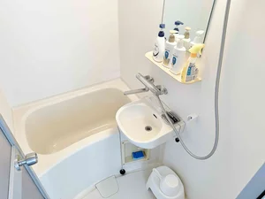 KマンスリーJR鯖江駅前のお風呂です。シャンプーやリンス、ボディソープもご用意しておりますので手ぶらでお越しいただいても問題ございません♪