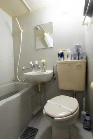 シャンプー・コンディショナー・ボディーソープがあり　お風呂洗剤・トイレ洗剤など掃除道具も充実で綺麗に！
