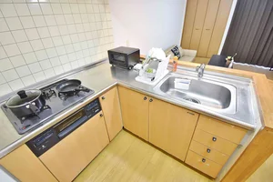 キッチンには冷蔵庫、ケトル、炊飯器、調理器具を完備。ホテルと違い自炊できるのでで長期ご利用のお客様でも安心ですね!福井市ウィークリーマンションの強みです♪