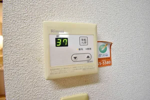 温度調節機能も完備、お湯張りも簡単に出来ます♪また、スポンジ・浴槽用洗剤も完備で福井市エリアで長期利用向け。シャンプー・ボディソープ・タオルもご用意しておりますのでお荷物も少なく済みますね★