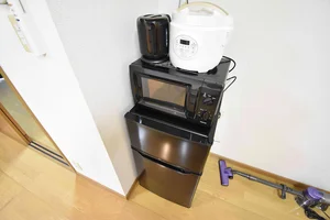 【冷蔵庫・電子レンジ】ホテルと違い福井市ウィークリーマンションでは標準設備♪一人暮らしに適した冷蔵庫なので1週間以上の暮らしに最適★お客様の声から今の形になりました。