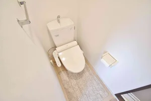 ウォシュレットつきのトイレです。老若男女皆様に安心してご利用いただけますね☆トイレにもトイレ用洗剤とトイレ用ブラシをご用意しておりますので長期ご利用の場合の気になる汚れなどもお掃除して頂けます^^