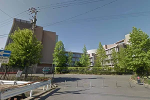 福井県立病院まで車で9分、2.9km。