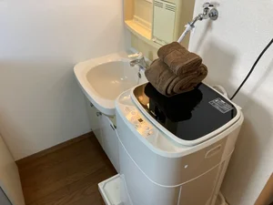 嬉しい独立洗面台付き♪大きな鏡で身支度!(^^)!急がしい朝もバタバタしません♪洗濯機は室内に設置しております♪洗濯用洗剤もご用意しておりますのでご入居してすぐにご利用が可能です(^^♪タオル1式分もご用意しております☆彡