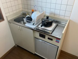 お箸、お鍋、包丁、お皿、ボウル、お玉、食器用洗剤、簡単な調理器具は各種取り揃えています♪