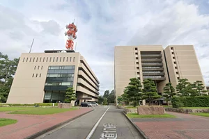 福井県庁まで徒歩9分、700ｍ。