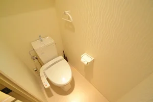 トイレにはウォシュレットも完備です♫トイレットペーパーやトイレ用ブラシ、トイレ洗剤までご用意しております。表町商店街にドラッグセガミ岡山表町店もあるので、足りないもがあればすぐに買い物に行けますね★