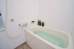 嬉しい浴室乾燥付きのバスルームです。雨の日でも洗濯ものも乾かせて、広いお風呂でゆっくりできて一石二鳥ですね♫表町商店街付近にクリーニング店もあるのでビジネスの方にも安心ですね(*’ω’*)