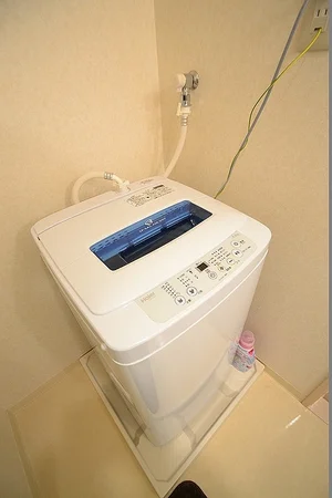 洗濯機だけでなく、洗濯洗剤までついております。ウィークリーマンション・マンスリーマンションでも設備の豊富さが人気の1つです。追加料金はかからず、宿泊料金と退去時清掃費用のみで利用できます。地域に根差した大手の不動産会社だからこそできるサービスになります。室内用のパラソルハンガーもあるので雨の日でも洗濯ができちゃいます☺