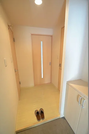 玄関スペースは広く、下駄箱も大きいのでご家族・複数名での利用も可能です。ご利用の際は、お気軽にお問合せ下さい。人数追加による寝具の追加も承っております。ホテルに泊まると、お一人当たりの1泊の相場が8,000円~13,000円程なので、かなりお得ですね。長期、中期、短期滞在に適したお部屋となっております。室内は禁煙です。