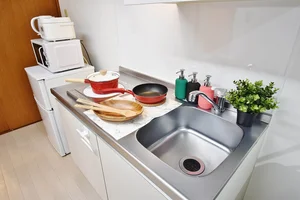 冷蔵庫、掃除機、パラソルハンガー、ケトル、炊飯器、調理器具各種、クリーニングされた清潔なタオル、洗剤までご用意。