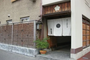 名店「そば処甚五呂」まで徒歩6分、450m。お昼のランチがお得。岡山駅前人気ウィークリーマンションならではですね。