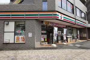 Kマンスリー駅元から「セブンイレブン岡山昭和町店」まで徒歩5分、450m。イオンモール岡山も良いけどセブンもね☺