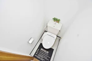 ウォシュレット付き、トイレットペーパーもあり、トイレ用洗剤も完備です♪岡山駅にドラッグストアもありますよ(^_-)-☆