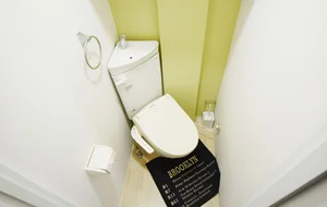 必須アイテムのウォシュレット・ウォームレット装備のトイレです♪現代社会で必要不可欠なアイテムですね!!トイレ用洗剤やトイレ用ブラシ、トイレットペーパーといったものもすべてご用意しております★2号線バイパス、倉敷インターも近いので倉敷を拠点としてビジネスで来られる方にも人気のウィークリーマンションです。