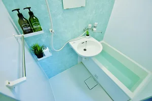 リフォームが完了した綺麗な浴室になります♪ボディソープやシャンプー、リンス、浴室用洗剤も完備です★ドラッグストアも徒歩圏内にあるので、足りない物もすぐに買いだしに行けちゃいますね(^^♪24時間スーパーや、コンビニもあるので、人気の老松学区ならではですね!!治安も◎なので女性の一人暮らしにも安心です★