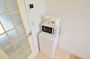 電子レンジ、ケトル、冷蔵庫等、家電もそろえております♪