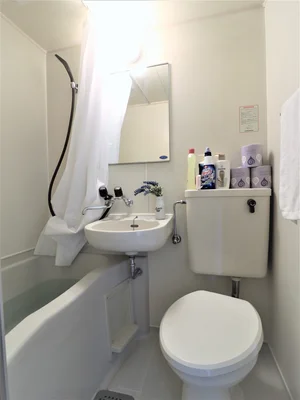 掃除が簡単な3点ユニットタイプの浴室です　サクッと入浴を済ませたい方にも！　シャンプーリンスや洗剤類すべてご自由にお使いください！