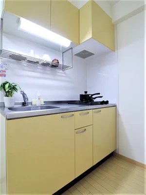 システムキッチン　調理器具や食器類で手作り料理で栄養を考えた食事を！冷蔵庫・電子レンジ・電気ケトルあり♪　ホテルにはない設備！