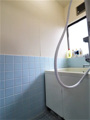 シャンプー・コンディショナー・ボディーソープなど備品が多数あり! 湯船につかれるので一日の疲れを落とせます。