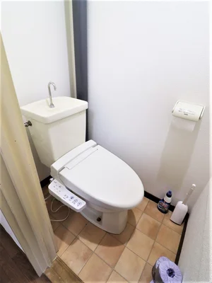 温水暖房便座付きで愛好家にもおすすめ! トイレブラシや洗剤等ありおそうじできて清潔に保っていただけます